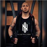 Entrenador personal con amplia experiencia práctica en gimnasio, manejo de máquinas y pesas libres, calistenia, artes marciales